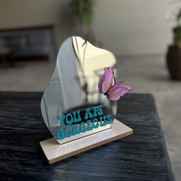 مرآة "you are gorgeous" مع فراشة
