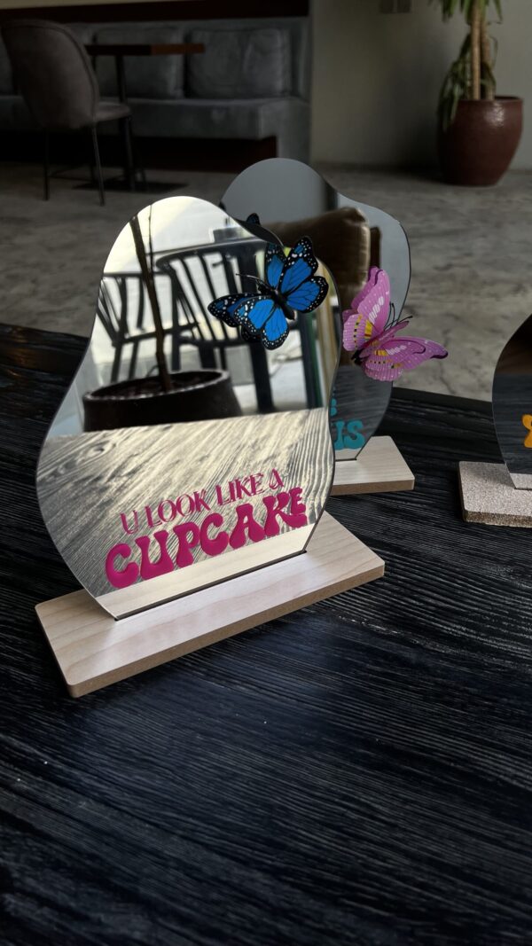 img_1984-scaled-1.jpeg مرآة "u look like a cupcake" مع فراشة