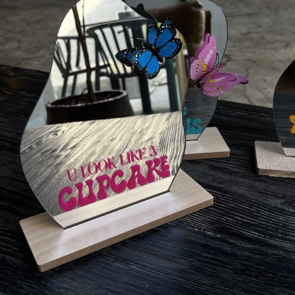 مرآة "u look like a cupcake" مع فراشة